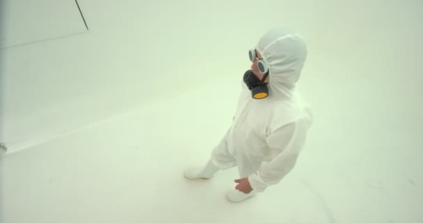 Hombre Traje Blanco Protección Química Máscara Gas Bajado Entra Marco — Vídeo de stock
