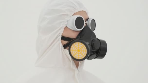Pendekatan Orang Dalam Setelan Perlindungan Kimia Putih Melepas Masker Gas — Stok Video