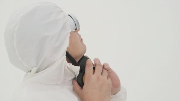 Closeup Homem Terno Proteção Química Branca Colocando Máscara Gás Mesmo — Vídeo de Stock