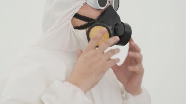 Närbild Människan Vit Kemisk Skyddsdräkt Tar Gasmask Från Sig Själv — Stockvideo