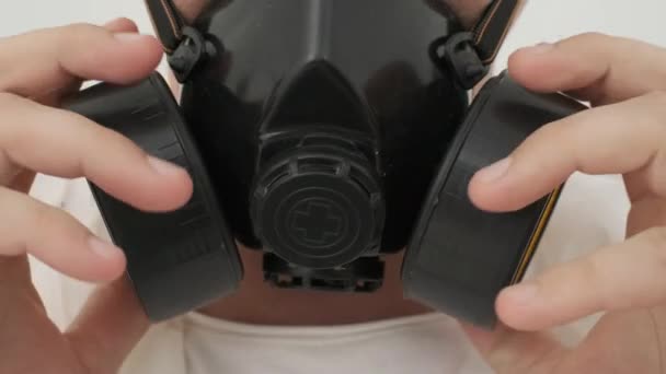 Melepas Masker Gas Dari Wajah Laki Laki Kemudian Memakai Lagi — Stok Video