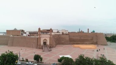 Sıcak bulutlu bir günde insansız hava aracı tarafından çekilen eski Buhara şehir kalesi sandığı. Kamera ana kapıdan turistik alana, oradan da arkeolojik alana geçiyor..