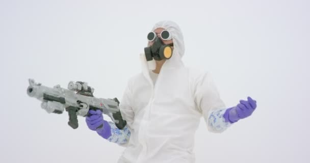 Человек Белом Комплекте Химической Защиты Прицеливается Поддельной Штурмовой Винтовкой Замедленной — стоковое видео