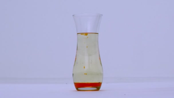 Oranje Lavalamp Effect Een Glazen Vaas Witte Achtergrond Slow Motion — Stockvideo