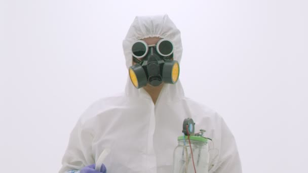 Nahaufnahme Eines Mannes Weißem Chemikalienschutzanzug Und Gasmaske Mit Seltsamer Rauchmaschine — Stockvideo