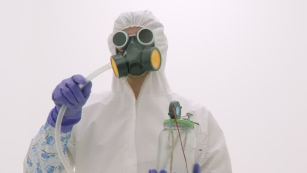 Nahaufnahme Eines Mannes Weißem Chemikalienschutzanzug Und Gasmaske Mit Seltsamer Rauchmaschine — Stockvideo