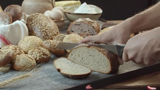 Mãos Masculinas Cortando Pão Holandês Fresco Assado Mesa Madeira Cheia — Vídeo de Stock