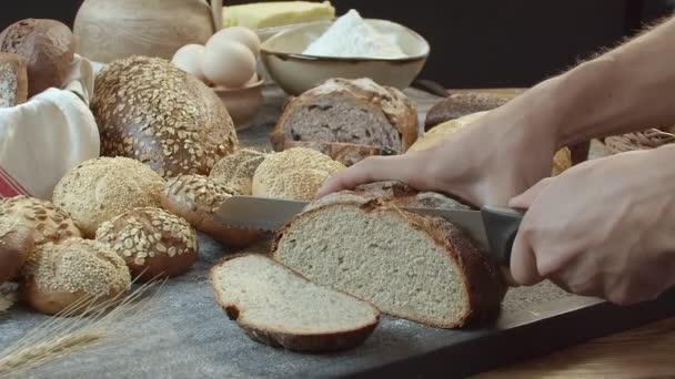 Mannelijke Handen Snijden Het Vers Gebakken Nederlandse Brood Houten Tafel — Stockvideo