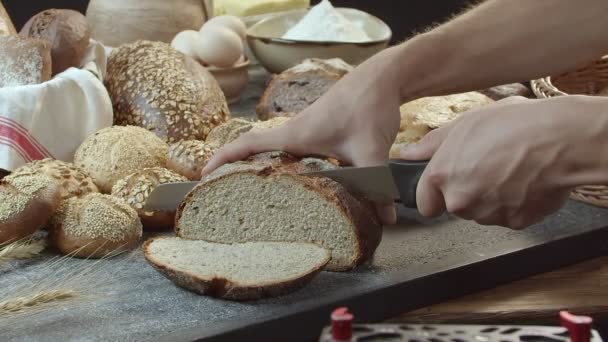 Mužské Ruce Krájejí Čerstvě Upečený Holandský Chléb Dřevěném Stole Plném — Stock video