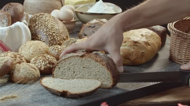 Чоловічі Руки Ріжуть Свіжий Голландський Хліб Дерев Яному Столі Повному — стокове відео