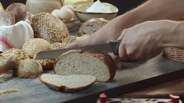Mannelijke Handen Snijden Het Vers Gebakken Nederlandse Brood Houten Tafel — Stockvideo