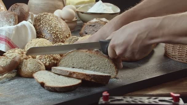 Mãos Masculinas Cortando Pão Holandês Fresco Assado Mesa Madeira Cheia — Vídeo de Stock