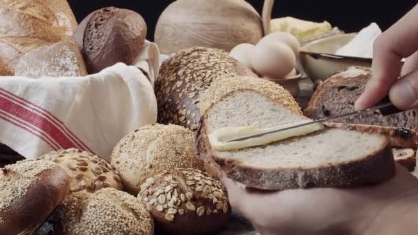 Mannelijke Handen Boter Een Stuk Vers Gebakken Nederlands Brood Boven — Stockvideo