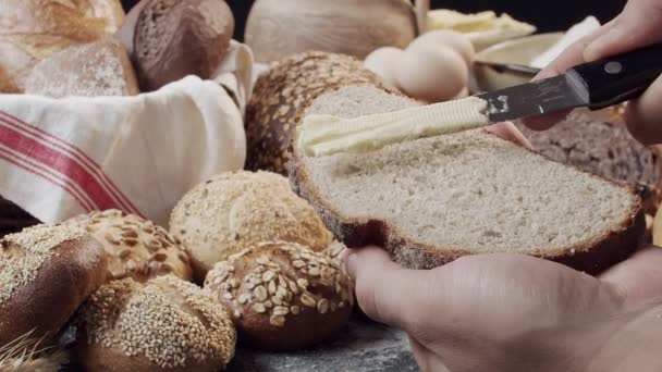 Mannelijke Handen Boter Een Stuk Vers Gebakken Nederlands Brood Boven — Stockvideo