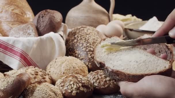 Mannelijke Handen Boter Een Stuk Vers Gebakken Nederlands Brood Boven — Stockvideo