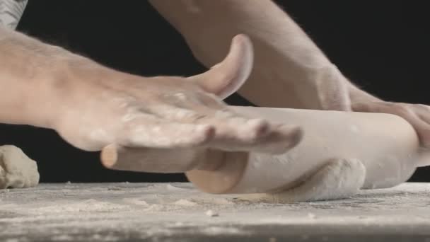 Mani Maschili Stendere Pasta Forno Utilizzando Mattarello Una Tavola Legno — Video Stock