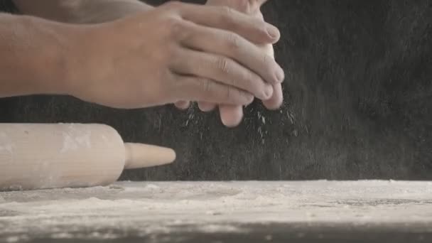 Мужские Руки Раскатывают Тесто Используя Скалку Деревянной Доске Посыпанной Мукой — стоковое видео