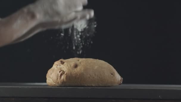 Close Van Vers Gebakken Brood Houten Tafel Mannelijke Handen Schudden — Stockvideo