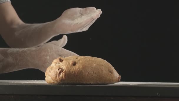 Zbliżenie Świeżego Pieczonego Chleba Drewnianym Stole Męskie Ręce Trzęsące Się — Wideo stockowe