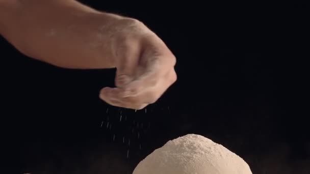 Αρσενικά Χέρια Πασπαλίζουν Ένα Κομμάτι Ζύμης Αλεύρι Dough Είναι Ξαπλωμένος — Αρχείο Βίντεο