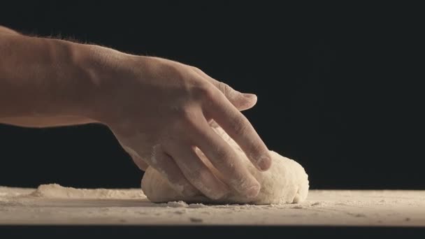 Männliche Hände Heben Ein Stück Backteig Vom Holztisch Der Mit — Stockvideo