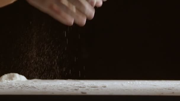 Мужские Руки Бросают Кусок Теста Деревянный Стол Посыпают Мукой Съемки — стоковое видео