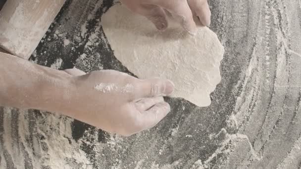 Mani Maschili Stendere Pasta Forno Con Mattarello Una Tavola Legno — Video Stock