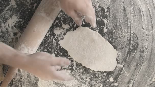 Mani Maschili Stendere Pasta Forno Con Mattarello Una Tavola Legno — Video Stock