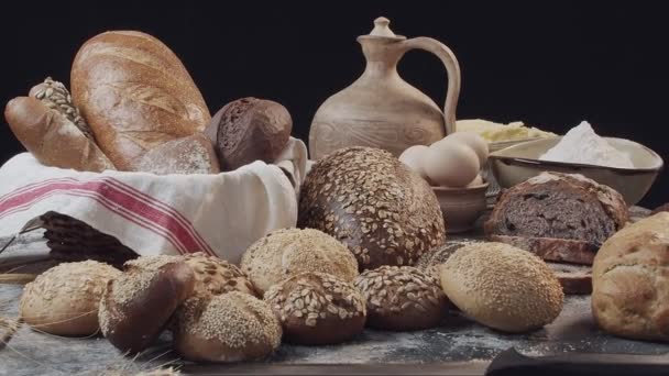 Drewnianym Stole Znajdują Się Różne Rodzaje Świeżo Upieczonego Chleba Holenderskiego — Wideo stockowe