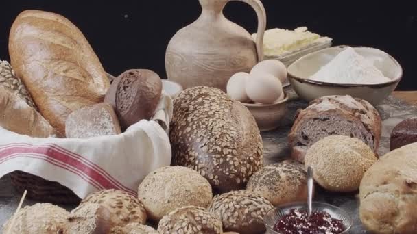 Ahşap Masada Farklı Taze Fırınlanmış Hollanda Ekmeği Türlerinin Yakın Çekimi — Stok video