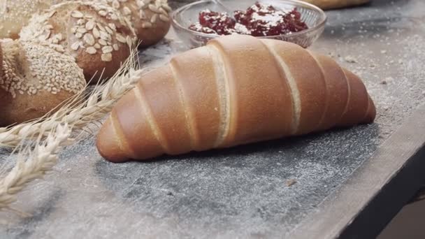 不同类型的新鲜烤荷兰面包的特写放在木制桌子上 相机在来回的喘息 — 图库视频影像