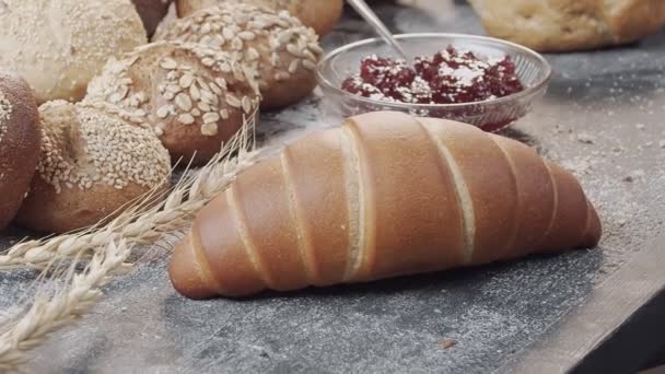 Primo Piano Diversi Tipi Pane Fresco Forno Olandese Sul Tavolo — Video Stock