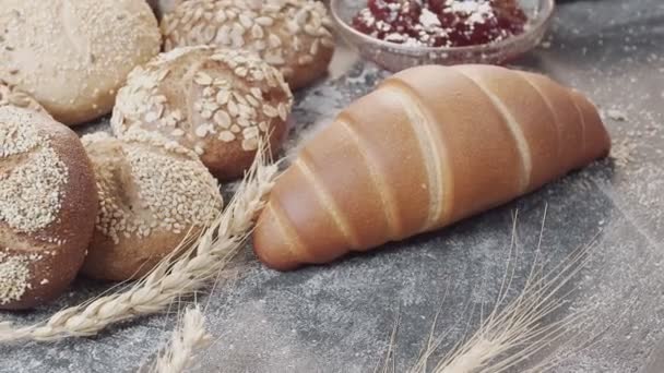 Ahşap Masada Farklı Taze Fırınlanmış Hollanda Ekmeği Türlerinin Yakın Çekimi — Stok video