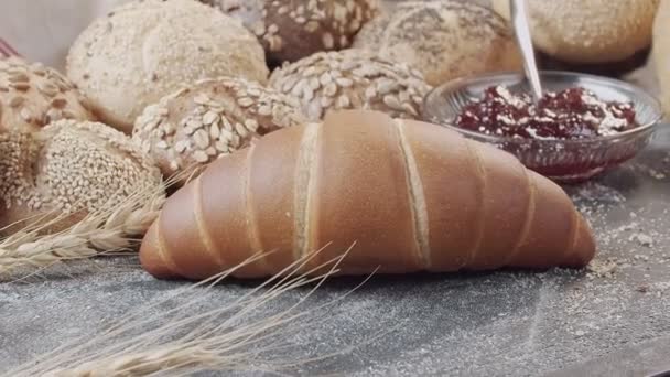 Primo Piano Diversi Tipi Pane Fresco Forno Olandese Sul Tavolo — Video Stock