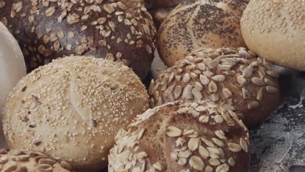 Detailní Záběr Různých Druhů Čerstvě Upečeného Holandského Chleba Dřevěném Stole — Stock video