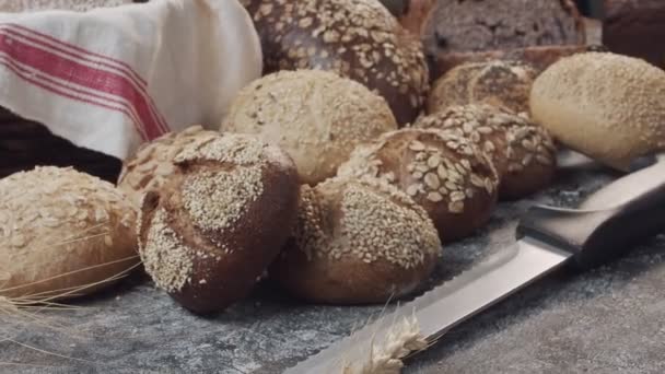 Close Van Verschillende Soorten Vers Gebakken Nederlands Brood Ligt Houten — Stockvideo