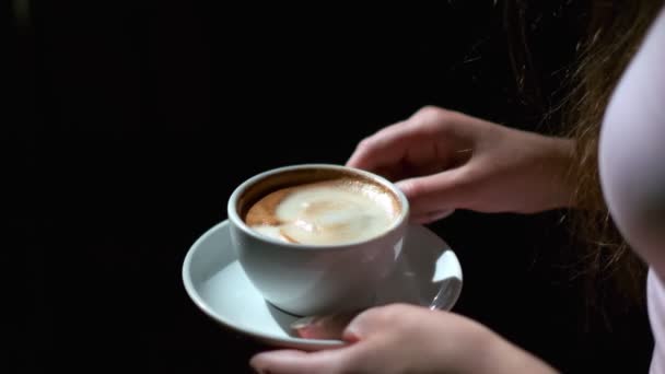 Primer Plano Taza Café Negro Platillo Manos Femeninas Copa Platillo — Vídeo de stock