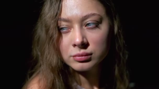 Zbliżenie Dziewczyny Długimi Jasnobrązowymi Włosami Siwymi Oczami Pijącej Kawę Przyjemnością — Wideo stockowe