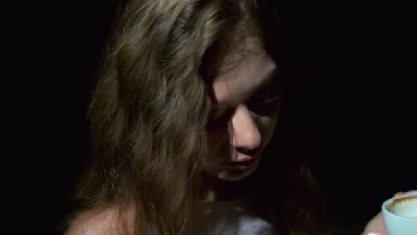 Крупный План Девушки Длинными Светлыми Каштановыми Волосами Серыми Глазами Пьющей — стоковое видео