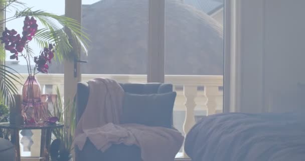 Куточок Спальні Двома Темно Фіолетовими Кріслами Круглим Журнальним Столиком Підлозі — стокове відео