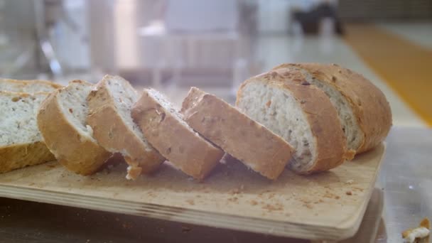 Detailní Záběr Kousků Čerstvě Upečeného Pečiva Trouby Holandský Rozinkový Chléb — Stock video