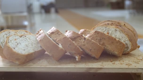 Detailní Záběr Kousků Čerstvě Upečeného Pečiva Trouby Holandský Rozinkový Chléb — Stock video
