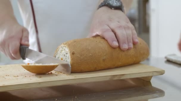 Бейкер Чоловічі Руки Рамі Ріже Свіжий Печений Голландський Хліб Родзинками — стокове відео