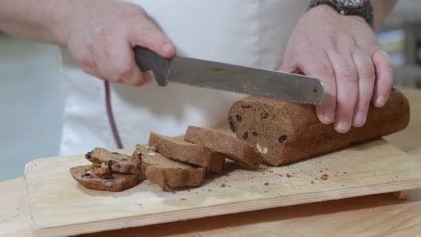 Пекарь Мужские Руки Раме Режет Свежеиспеченные Голландские Кексы Изюмом Сушеными — стоковое видео