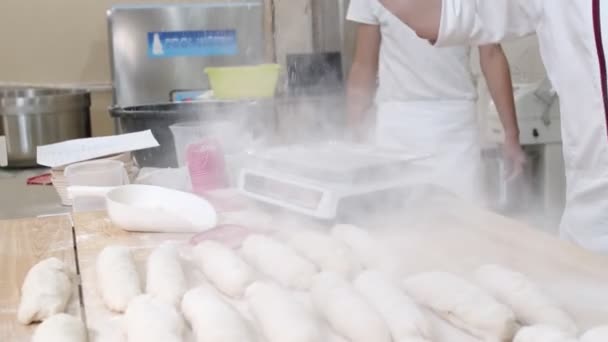 Fırıncılar Masada Duran Bir Sürü Hazır Ekmeğin Üzerine Plastik Bir — Stok video