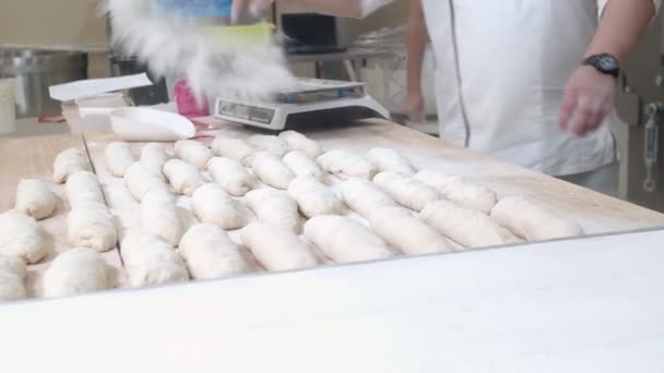 Padeiros Polvilhe Farinha Uma Colher Plástico Monte Pães Prontos Para — Vídeo de Stock