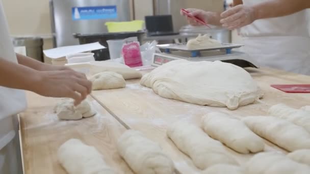 Trois Boulangers Caméra Filmant Les Mains Travaillent Boulangerie Avec Pâte — Video