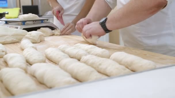 Trois Boulangers Caméra Filmant Les Mains Travaillent Boulangerie Avec Pâte — Video