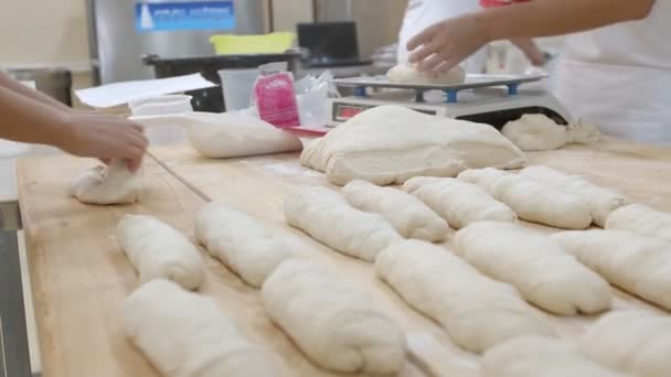 Tres Panaderos Manos Cámara Trabajan Panadería Con Masa Uno Ellos — Vídeos de Stock