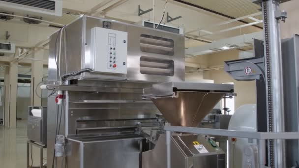 大型面团机 用于在大型面包店中央搅拌 切割和滚动面团 慢动作 — 图库视频影像